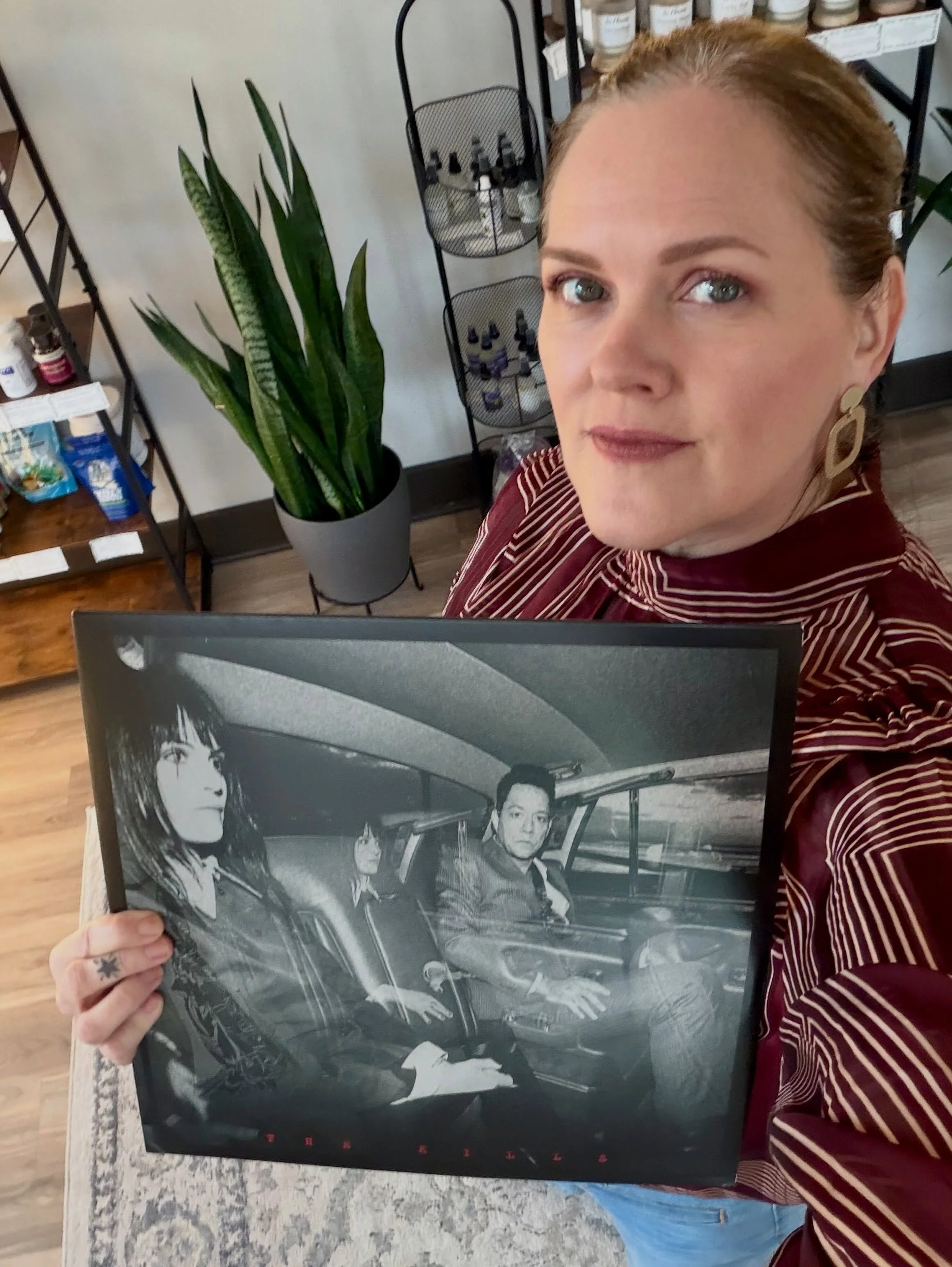 Happy #rocknrollfriday from me and The Kills. Today I'm spinning their 2011 release "Blood Pressures." Lots of heart stuff coming up this week in the clinic and this record feels wildly appropriate. &hearts;️ ✨🖤
#acupuncturelakegeneva #acu