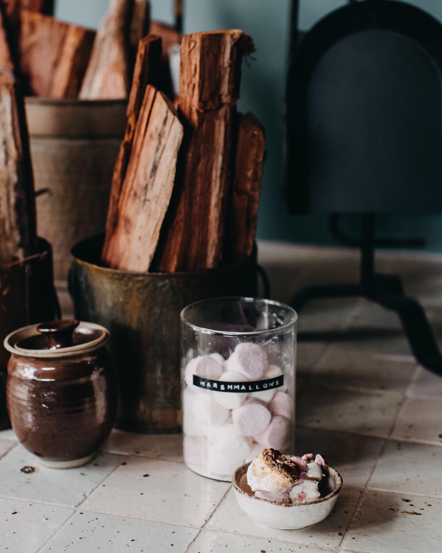 Crackling fire, mugs of decadent (vegan) @groundedpleasures hot choc and toasty marshmallows makes for the cosiest days and nights at Stillwood 〰️

Embracing our first winter season to its fullest here in beautiful Denmark!

#stayatstillwood #stillwo