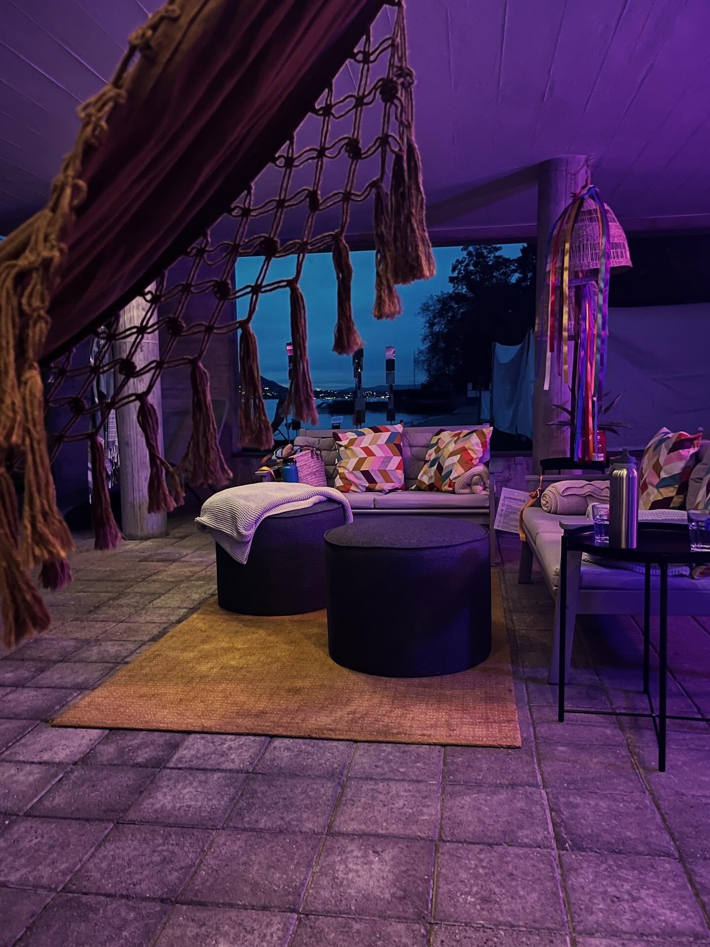 Ferienfeeling beim Schwitzen! 
Entspann dich, tr&auml;um dich ans Meer und genie&szlig; die W&auml;rme &ndash; mitten in K&uuml;snacht! 
Unsere Aussen Lounge bringt Urlaubsstimmung direkt zu dir.
Komm vorbei, schlie&szlig; die Augen &hellip; und lass