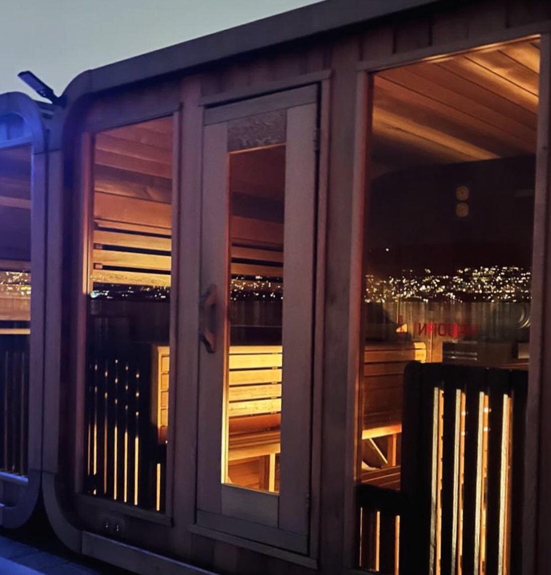 ✨ Sternen- und Lichtspiegelungen, warme Luft &amp; endlose Ruhe.
Wenn die Nacht &uuml;ber dem See ankommt und das Wasser die Sterne zur&uuml;ck an den Himmel schickt, f&uuml;hlt sich jeder Saunamoment magisch an.
Einatmen. Loslassen. Ankommen &ndash;