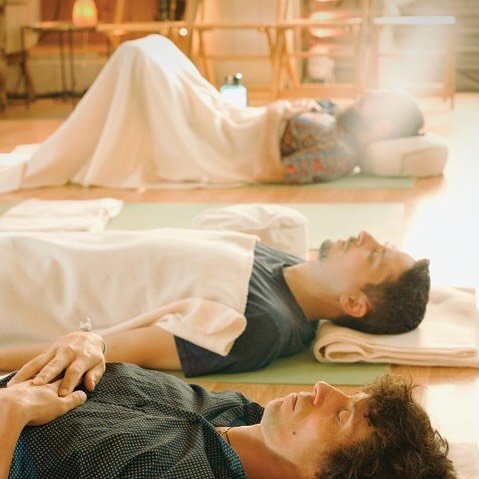 Heart Awakening &amp; Energy Flow 

​Tauch mit uns in einen Raum der Transformation ein, in dem wir die sanfte, herz&ouml;ffnende Magie des rituellen Kakaos mit der intensiven Kraft des Emotional Release Breathwork verbinden.

​Der zeremonielle Kakao