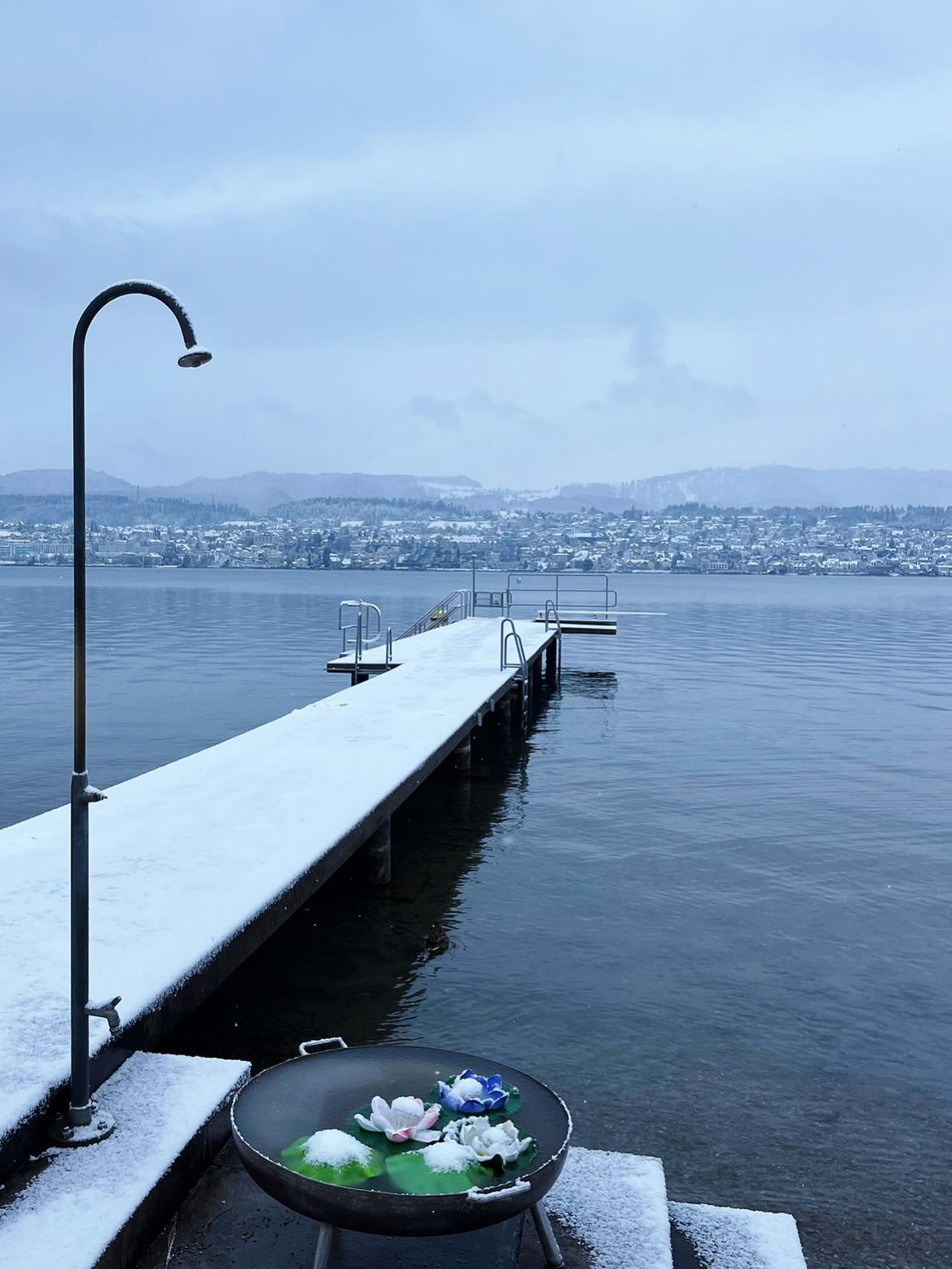 ❄️🔥 Winterruhe am See 🔥❄️
Schnee auf dem Steg, Stille &uuml;ber dem Z&uuml;richsee und danach wohltuende W&auml;rme in der Strandbadsauna K&uuml;snacht. Genau dieser Moment zwischen K&auml;lte und Hitze, Kopf aus &ndash; Seele an. 🤍🌊
Z&uuml;rich 