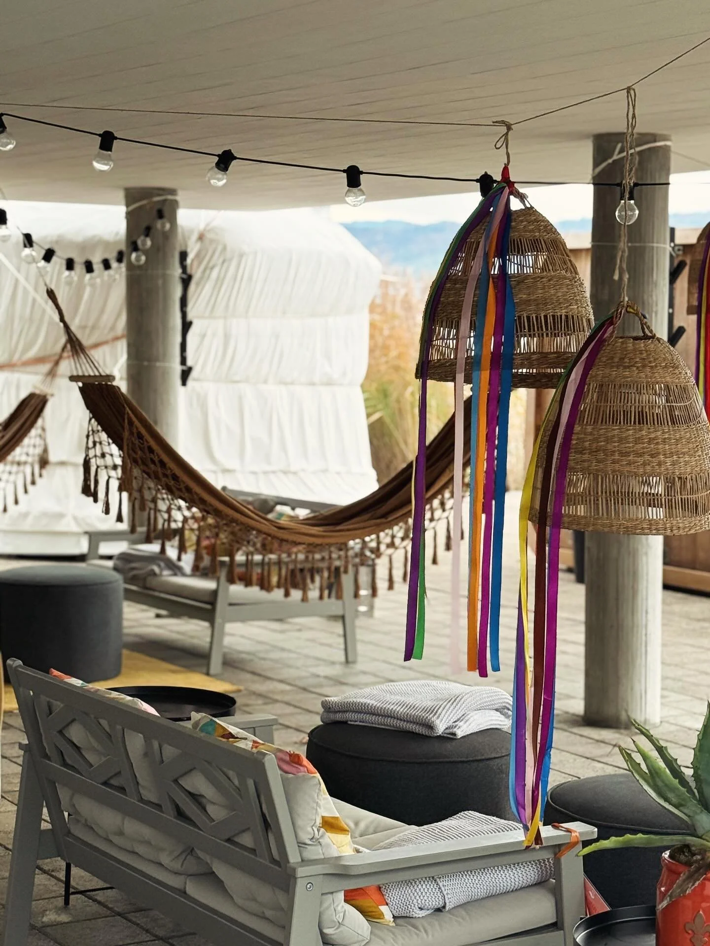 Hello and welcome! 
Rund um die Sauna:
Garderoben mit F&ouml;hn, Toiletten, warmen Duschen. Zwei Relaxjurten: die eine neben dem Winterbistro zum Schnabu- und Fabulieren, die andere hinter den Sauna Cubes f&uuml;r pssst &hellip; Liegest&uuml;hle im A