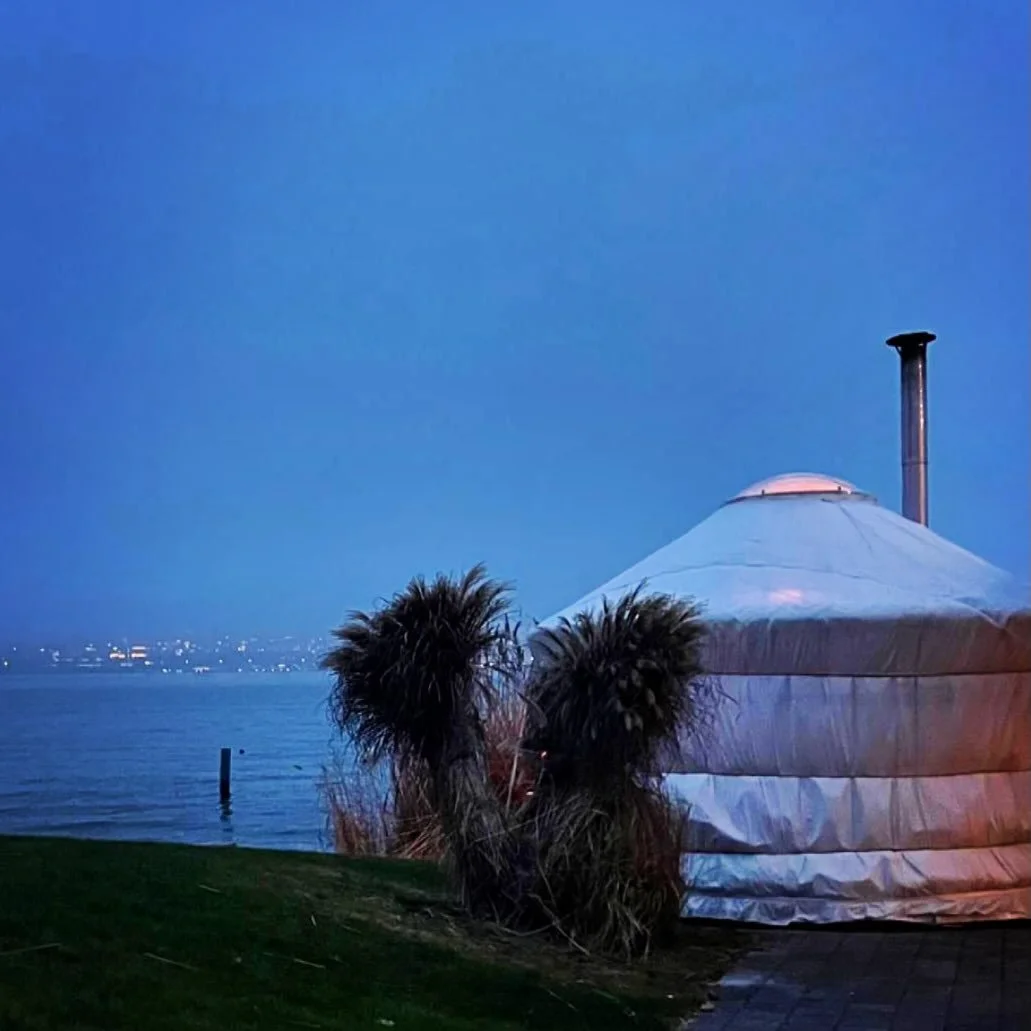 WOW &amp; HOT #🔥 
unsere kleine Ruhejurte sucht Sommerplatz! Infos PM info@strandbadsauna.ch 
Noch bis Ostersonntag f&uuml;r euch da! 👉 #strandbadsaunakuesnacht #hotspotamsee #feinschwitzen #zurichsee #k&uuml;snacht @welovekuesnacht