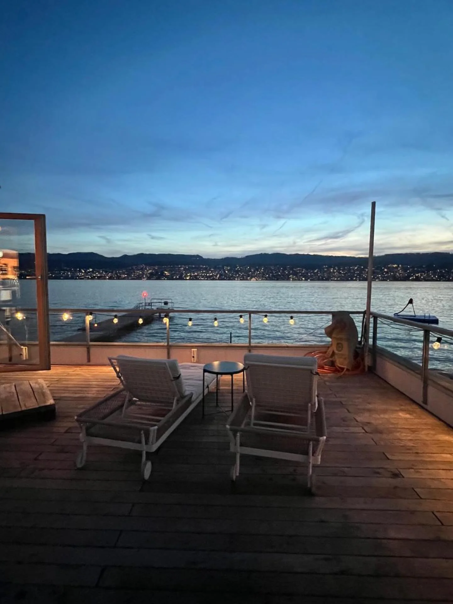 Noch eine Woche und wir sind weg! Hop, Auf! Nutze die Gelegenheit und komm noch vorbei. Wir freuen uns auf dich!
#saunatime #sauna #zurichsee #k&uuml;snacht #outdoorsauna #naturpur #nocheinletztesmal #metime