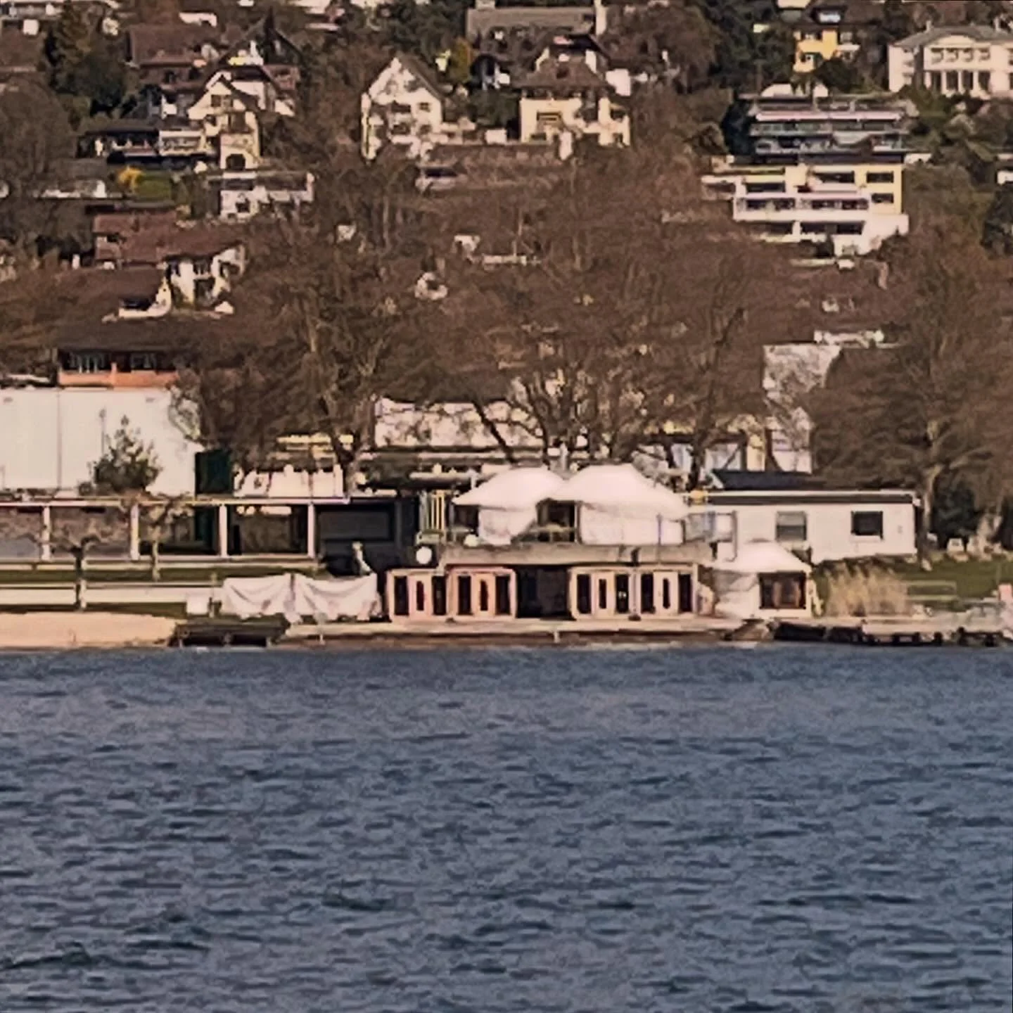 Was f&uuml;r ein wundersch&ouml;ner Ort. Danke an alle die hier waren und mit uns zusammen - im Winter, das St&auml;me beleben! Bis morgen noch f&uuml;r euch da. #feinschwitzen #saunatime #hotspot #zurichsee #thingstodoinzurich #seeyousoon❤️