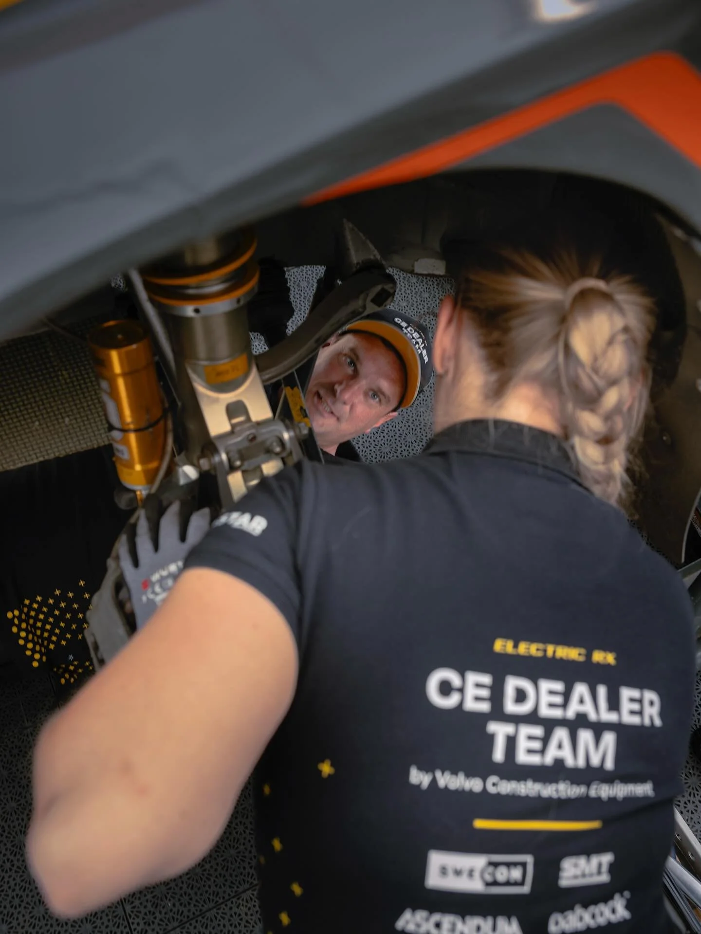 Teamwork in action 💛At CE Dealer Team, everyone plays their part, from the drivers, to engineers, mechanics and partners. And Volvo CE are making sure the track is in perfect shape. Together, we all keep the race running at its best. 😍