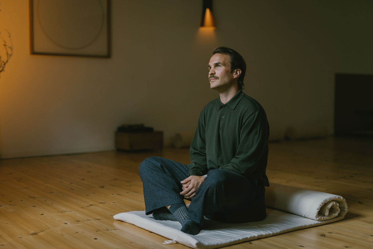 Marius Geerken seated in the Deep Listening space at Ein Raum in Hamburg.