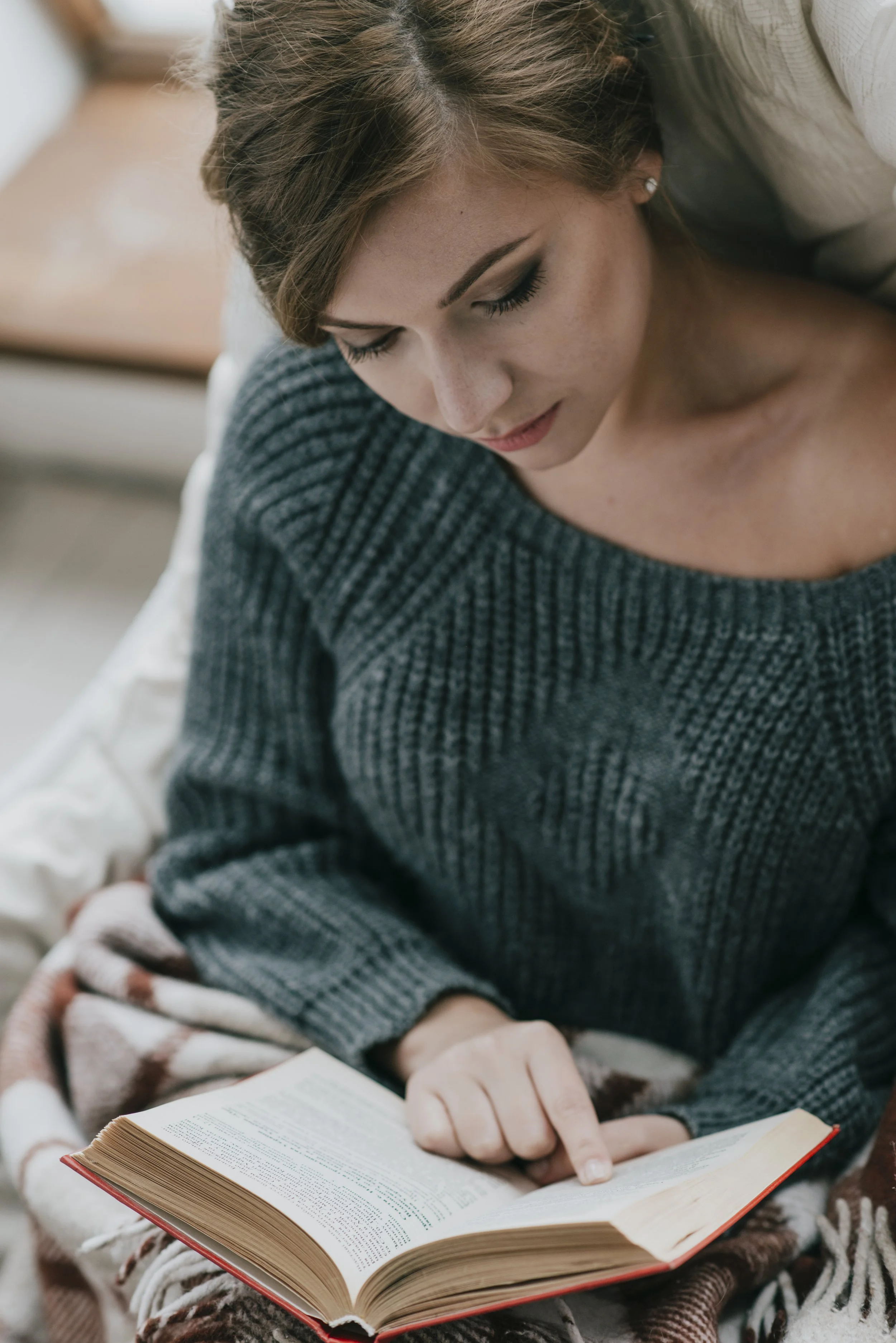 junge, hübsche Frau liest Buch