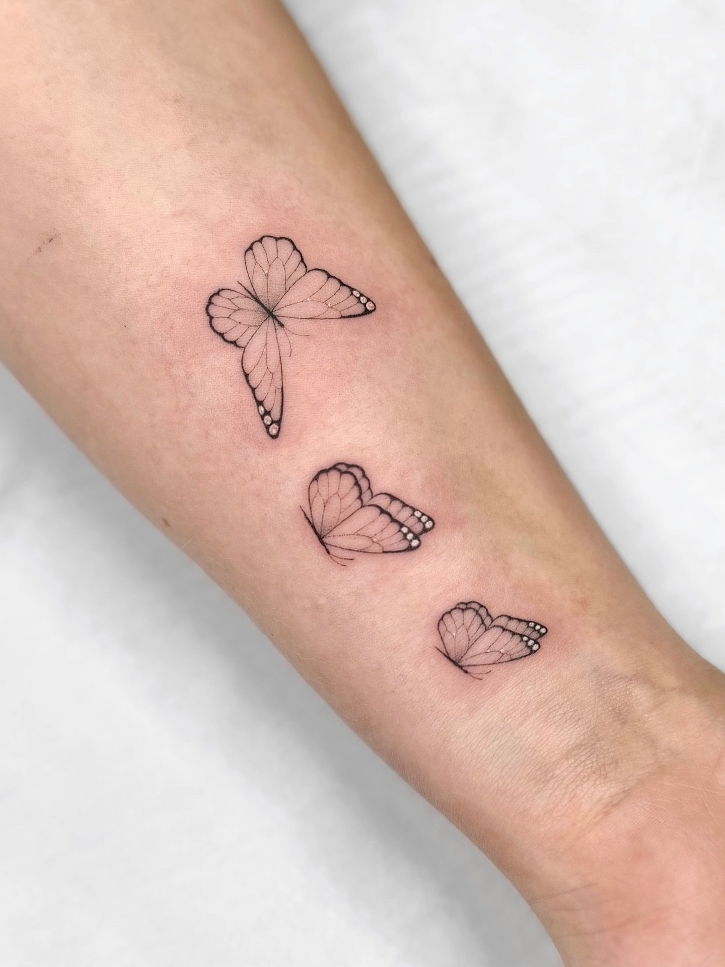 If you want beautiful, fineline tattoos then look no further than @goodgrieftattoos 🦋 

These gorgeous butterflies were tattooed by @jennarosetattoo who absolutely loves taking on a huge variety of styles. Email or Dm to book your next tattoo 🖤

#b