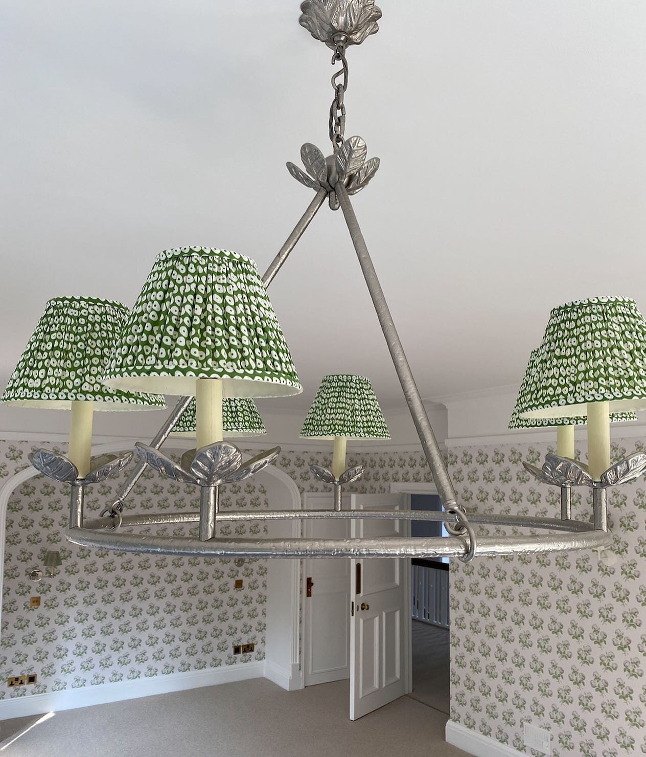 Showing off this show stopper of a pendant light from @vaughandesigns complete with gorgeous green patterned @pookylights shades 💚 The perfect combination of contemporary and traditional for this master bedroom.
⠀⠀⠀⠀⠀⠀⠀⠀⠀
-
⠀⠀⠀⠀⠀⠀⠀⠀⠀
#kariyounginter