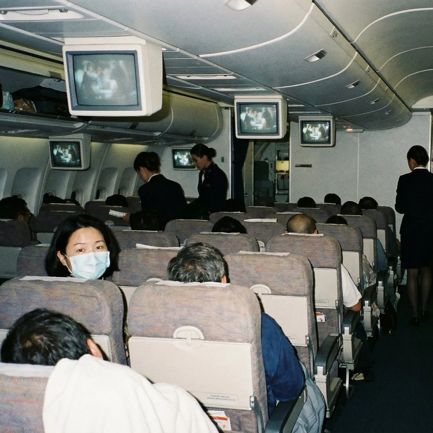 Das datierte Gesicht: Über die Maske als visuelle Narbe und algorithmischer Glitch