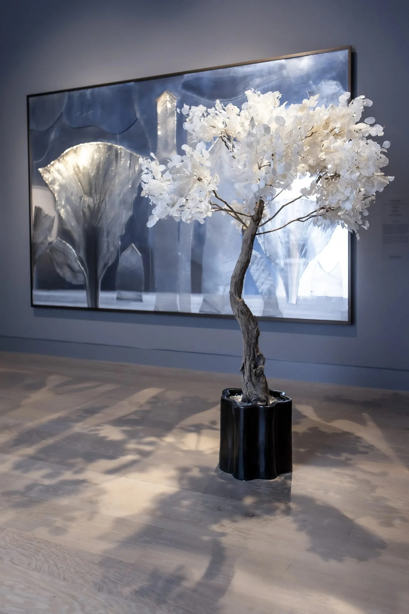 2024-04-17-Kunstpalast-Florist-October-First-Studio-mit-dem-Thema-Licht-vor-Kleiner-Urwald-von-Heinz-Mack-Foto-Anne-Orthen-1366x2048.jpg
