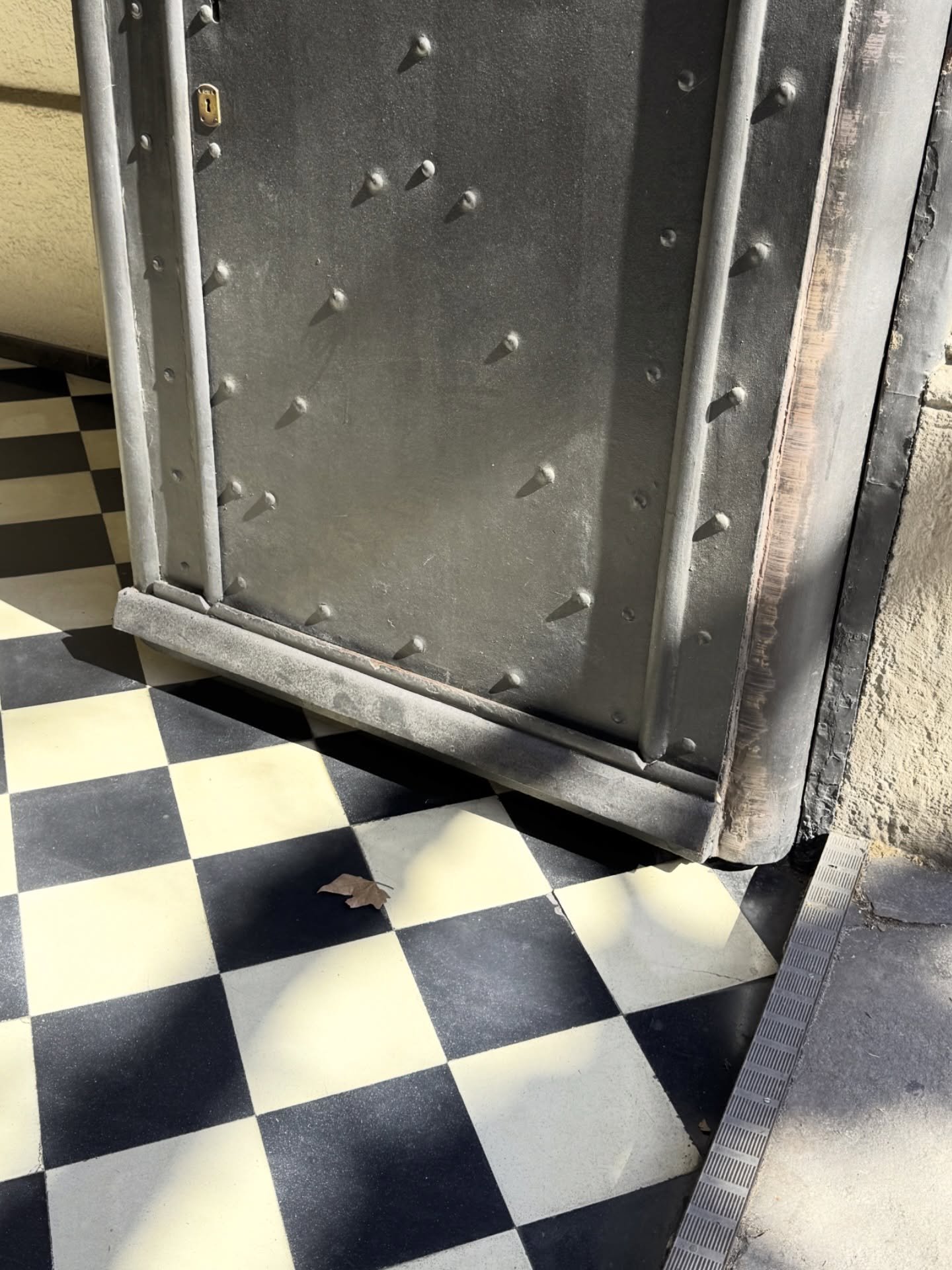 Sunday: shadows and sunshine.

#designlife #entrance #inspirationeverywhere #barcelonastyle #everydaybeautiful