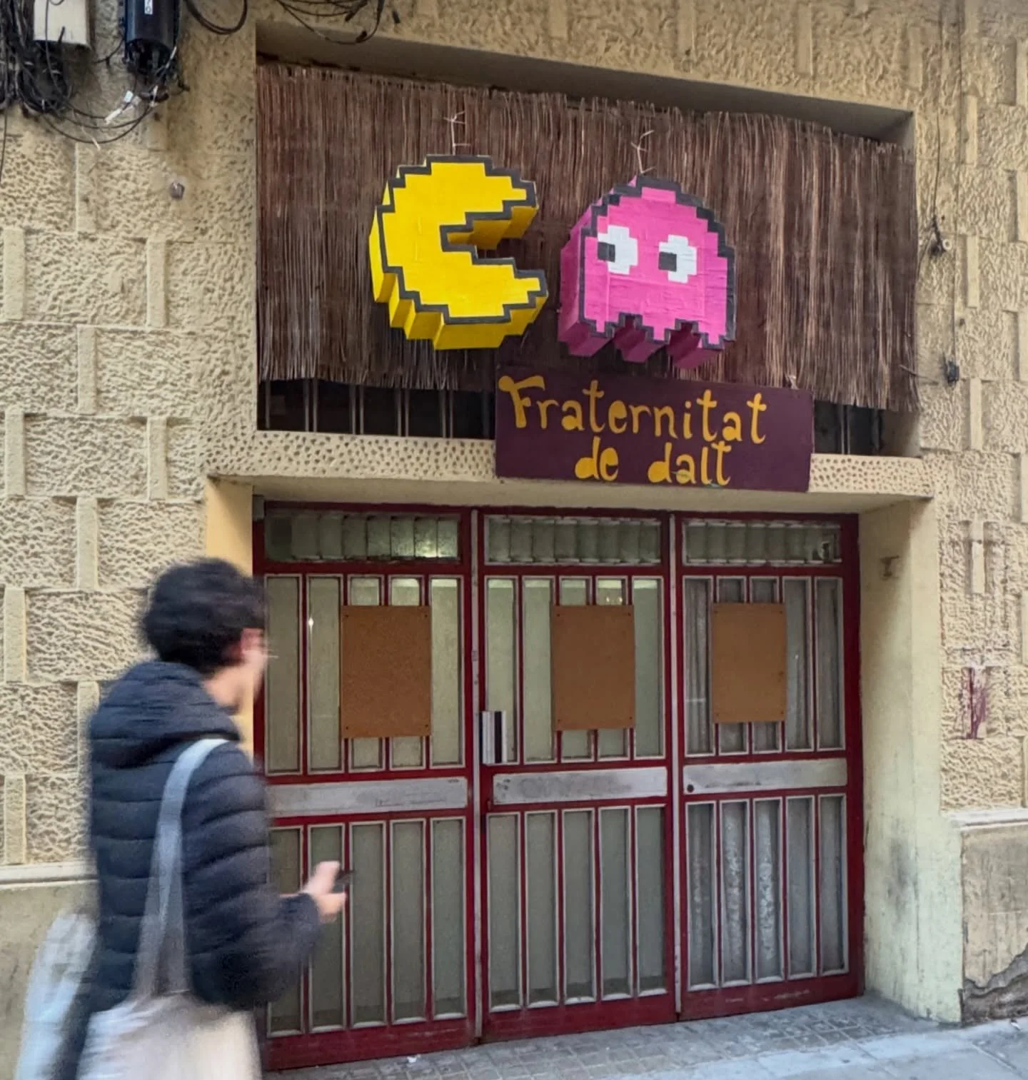 Scenes from Gracia.

Anyone else born in the olden times of the 1900's who remembers this game the first time around?

#designlife #inspiration #pacman #eatmoreart #everydaybeautiful