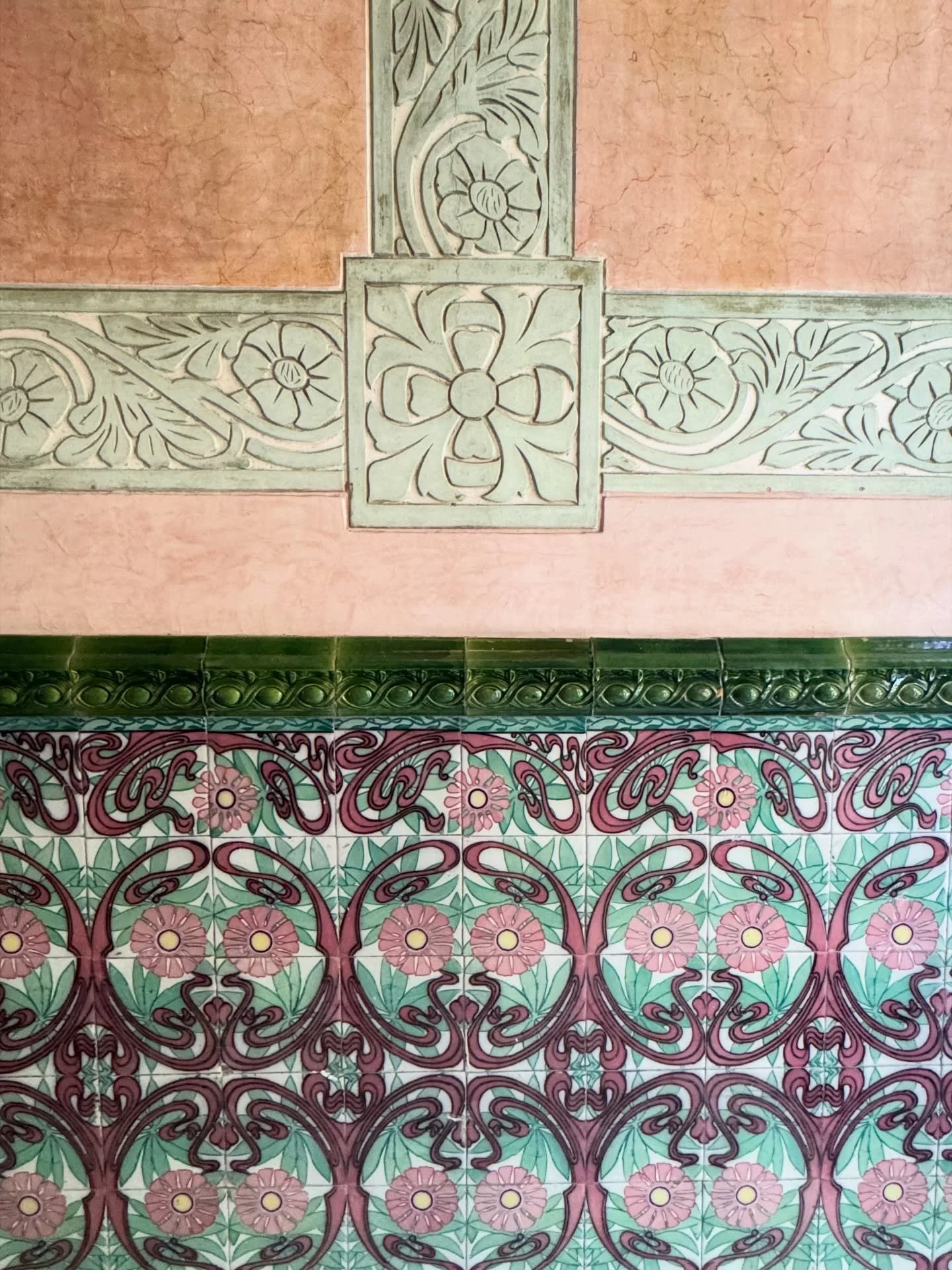 This combination of color and texture will inhabit my dreams. 

#designlife #inspirationeverywhere #interiordesign #tiles #barcelonaarchitecture