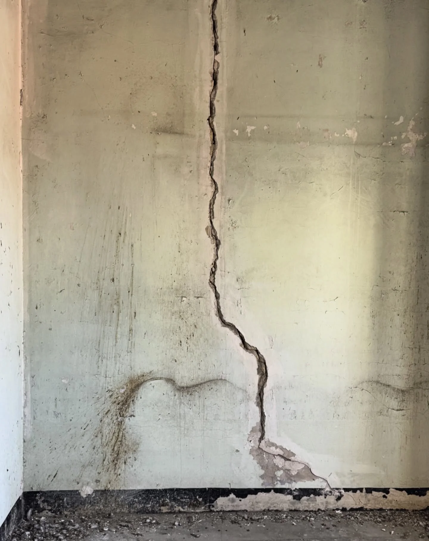 Oops.
Get out the masking tape.
Good things come to those who renovate, but first you have to deal with the bad things. 

#designlife #rescuerenovate #interiordesigner #architecture #everydaybeautiful
