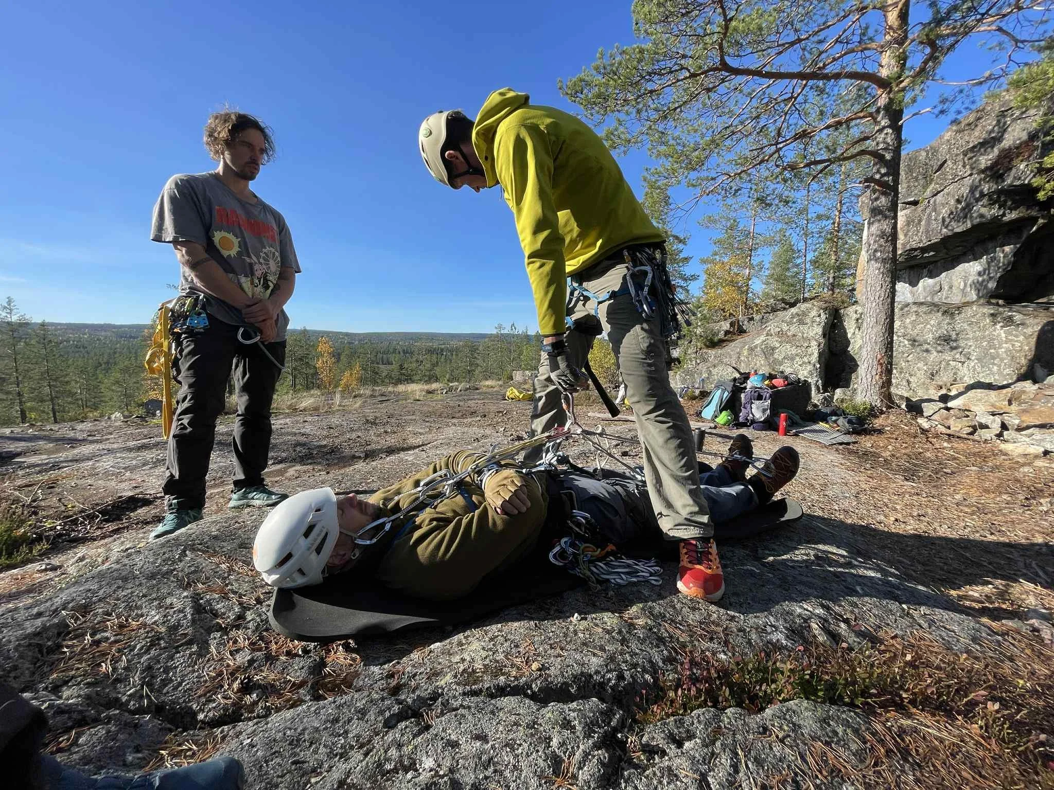 Johannes visar helkroppslyft på räddningskurs. Foto: Carolina Hawranek