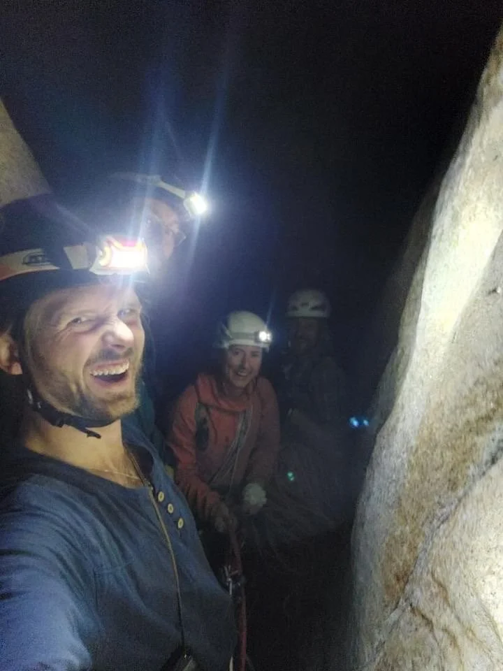 Gustav på bigwall i Yosemite med pannlampa