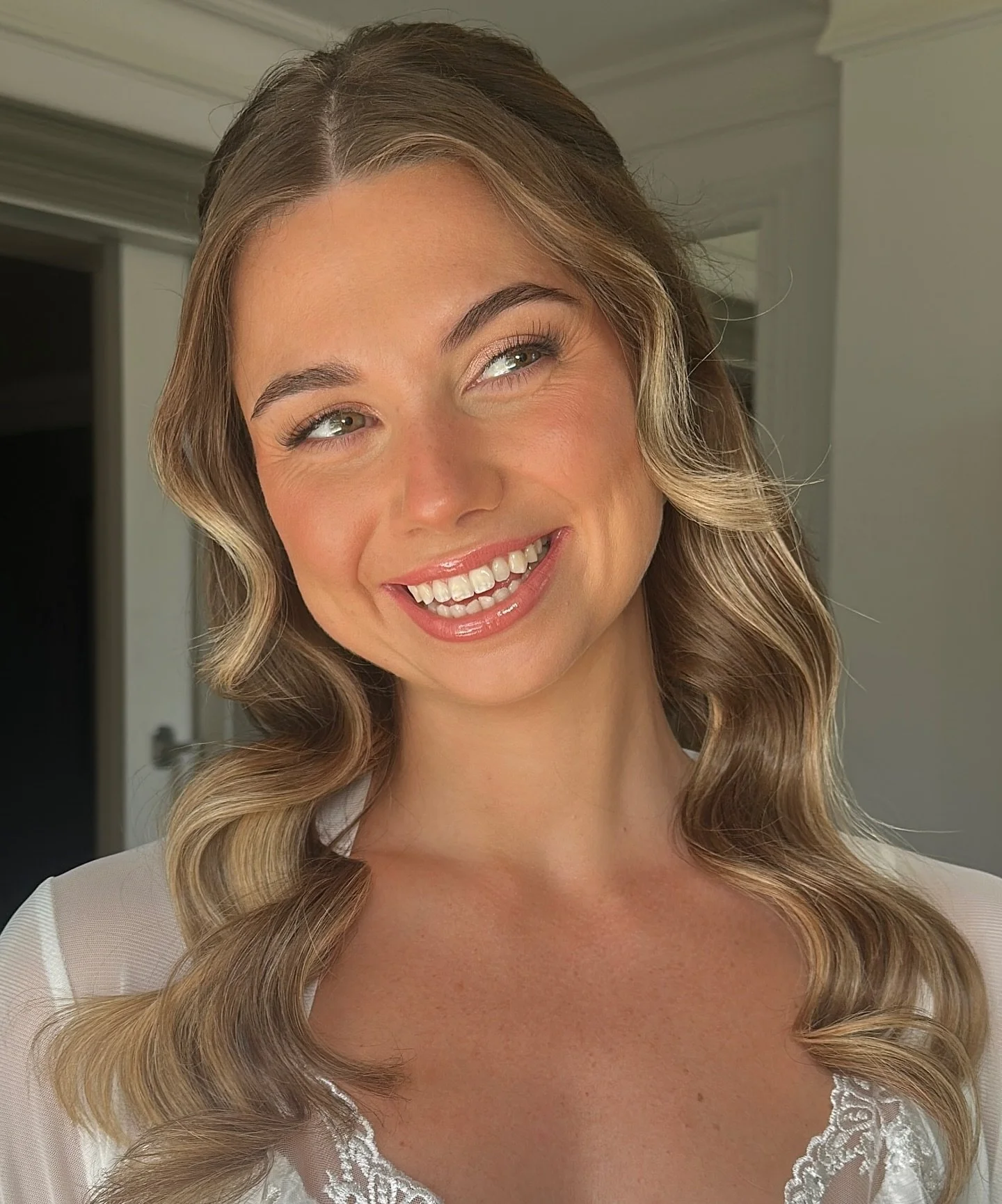 Soft pinks for darling Chloe 💕
It's giving VS super model ✨
Key products 
@charlottetilbury beautiful skin, pillow talk palette, dancefloor princess
@tatti_lashes cluster lashes - au natural & tres sheek combined 
Bride @chloepalserevans 💕
M