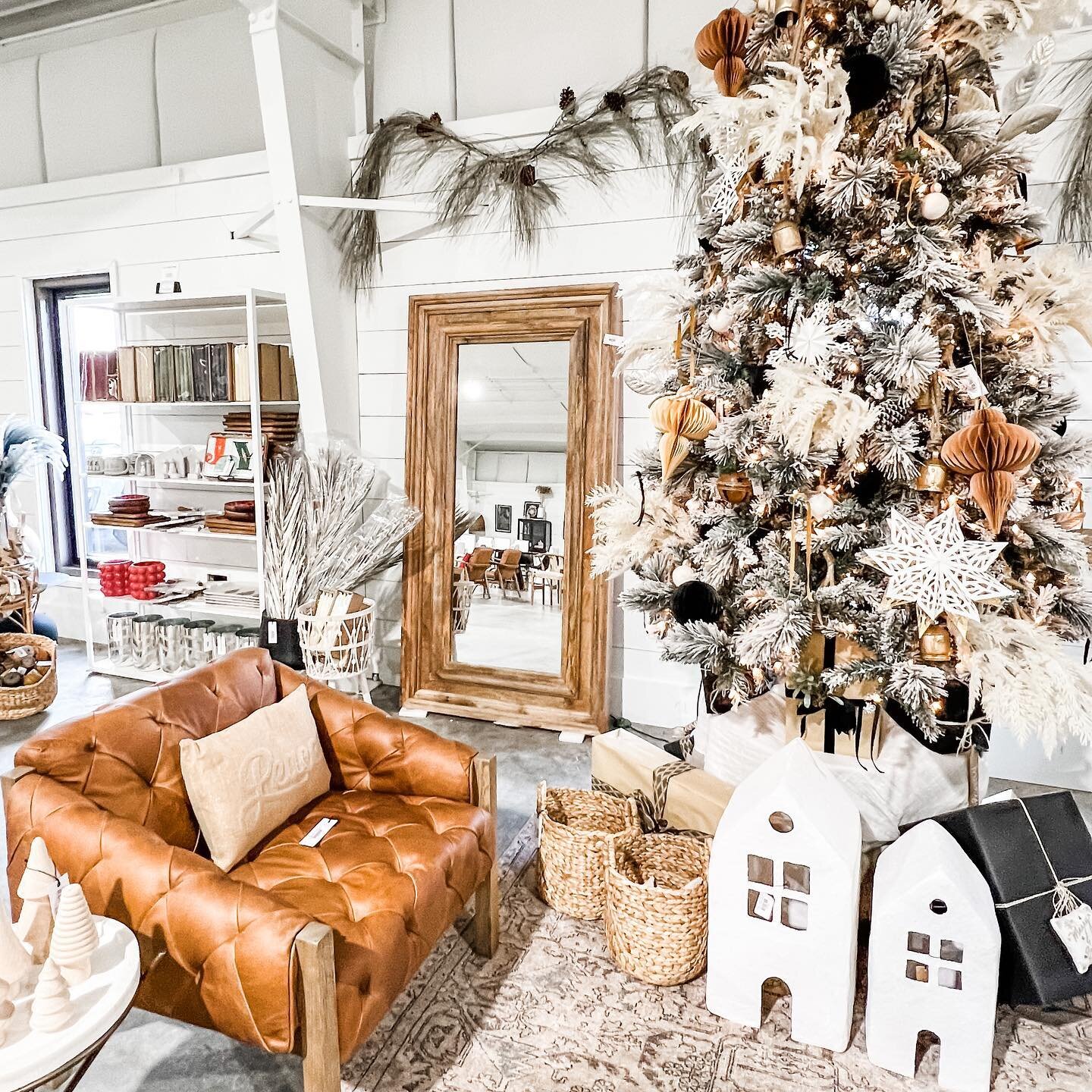 T O M O R R O W !

Come see us from 8am-2pm. We have in stock furniture, 30% off Christmas decor, that amazing new mirror 😍, Furnish Co merch for the first couple in line and so much more! 

30030 US-72
Madison, AL 35756