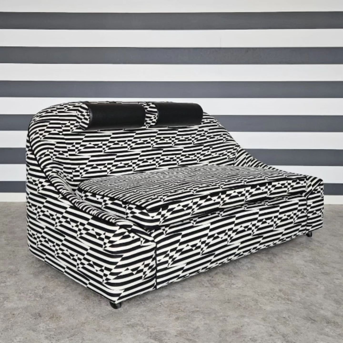 &bull; M O N O C H R O M A T I C &bull; M O N D A Y &bull; 
This is one of my most recent design projects for BBC @monfornothing and its possibly my favourite so far - you won&rsquo;t believe what this sofa looked like when it was picked up at the re