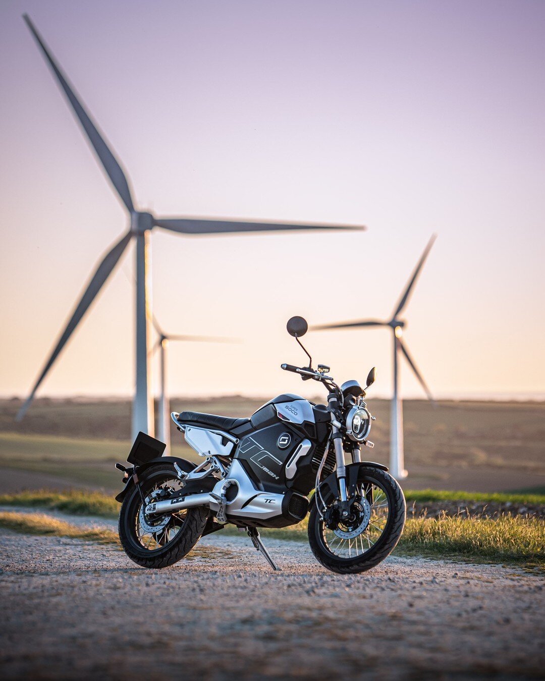 ⚡🏍♻️✅ I was really stoked with this shoot, taking the fully electric Super Soco TC Max, as a less polluting form of transportation with the backdrop of a wind farm, to highlight just how much more environmentally friendly they are when compared to t