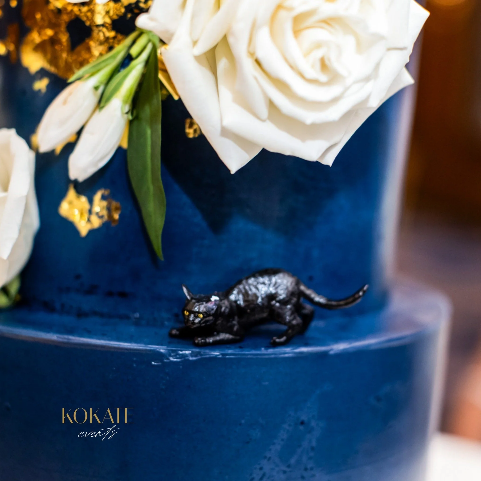 ✨ Sweet details make a wedding unforgettable ✨

This gorgeous cake stole the show, not just for its flavor, but for the tiny black cat perched so perfectly on top! 🖤🐾 

It&rsquo;s little touches like these that make every celebration so personal an