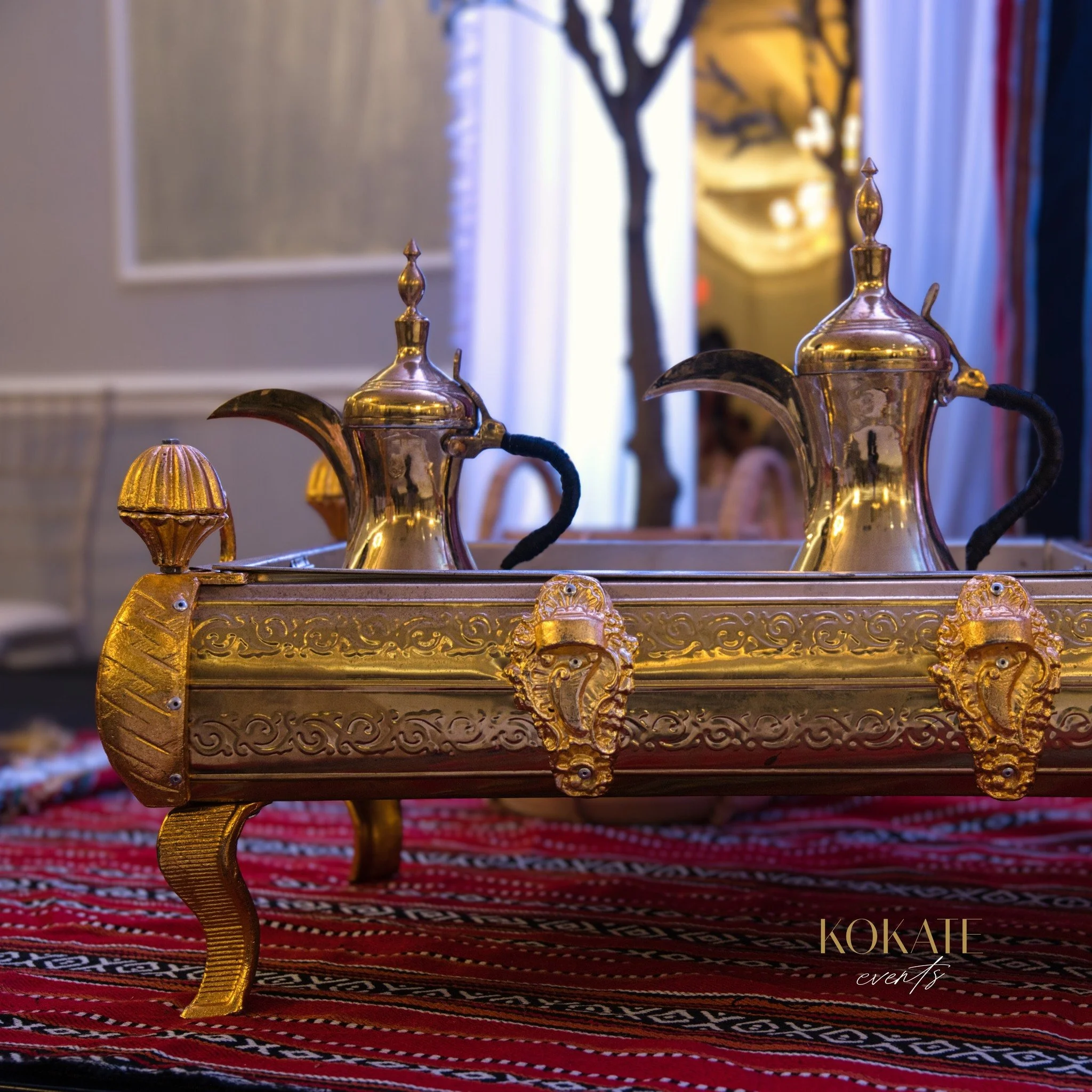 Some details just take your breath away. 💛 The gilded dallahs, the golden tray, the intricate carvings, they&rsquo;re not just beautiful pieces, they carry tradition, care, and a story. Seeing them set on the rich patterned textile, surrounded by so