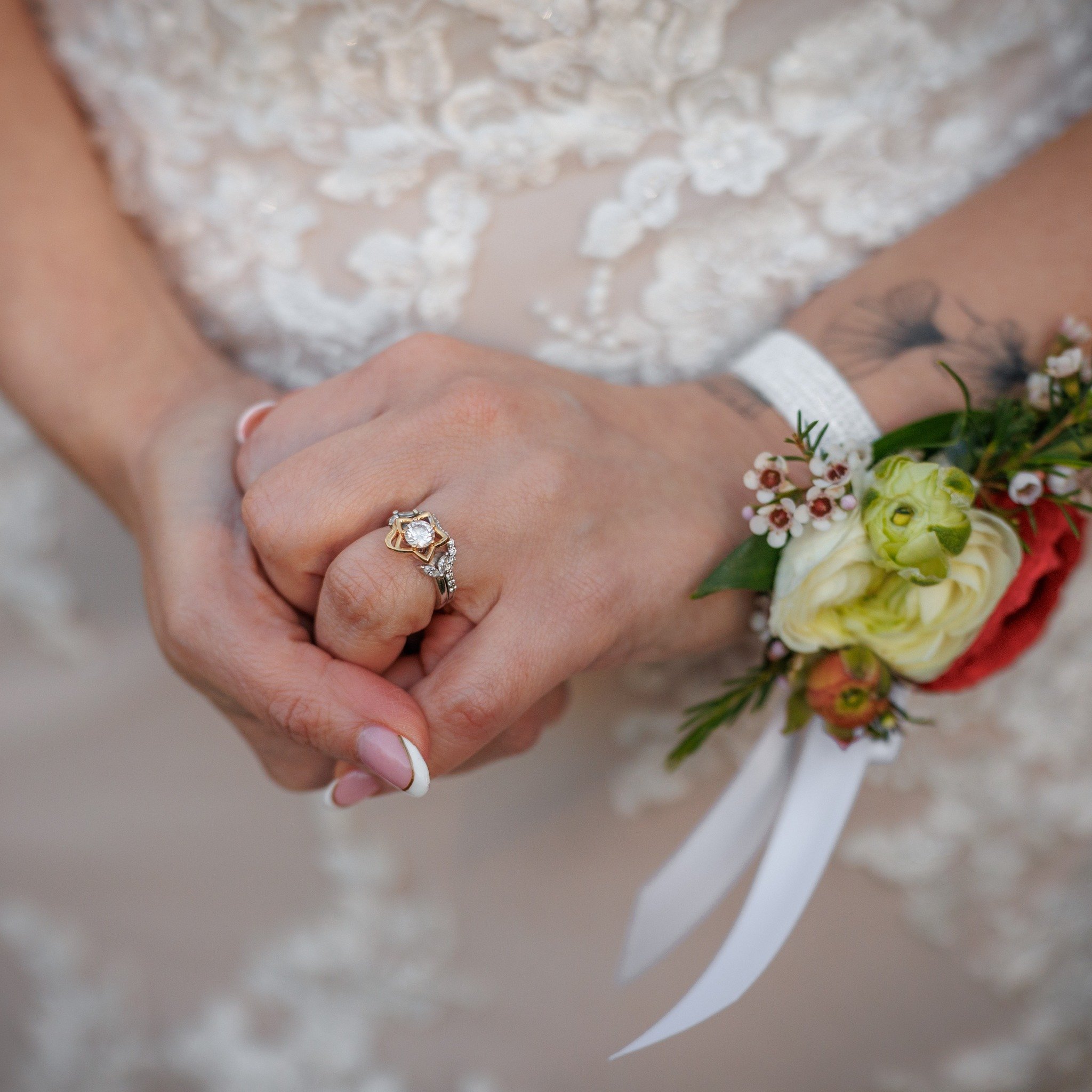 ✨ All the little details&hellip; and this one says it all. 

We&rsquo;re obsessed with these moments, the hands, the ring, the love that shines through every tiny detail. 🖤

Here&rsquo;s to forever, captured in a single glance. 
.
.
.
.
#weddingvibe