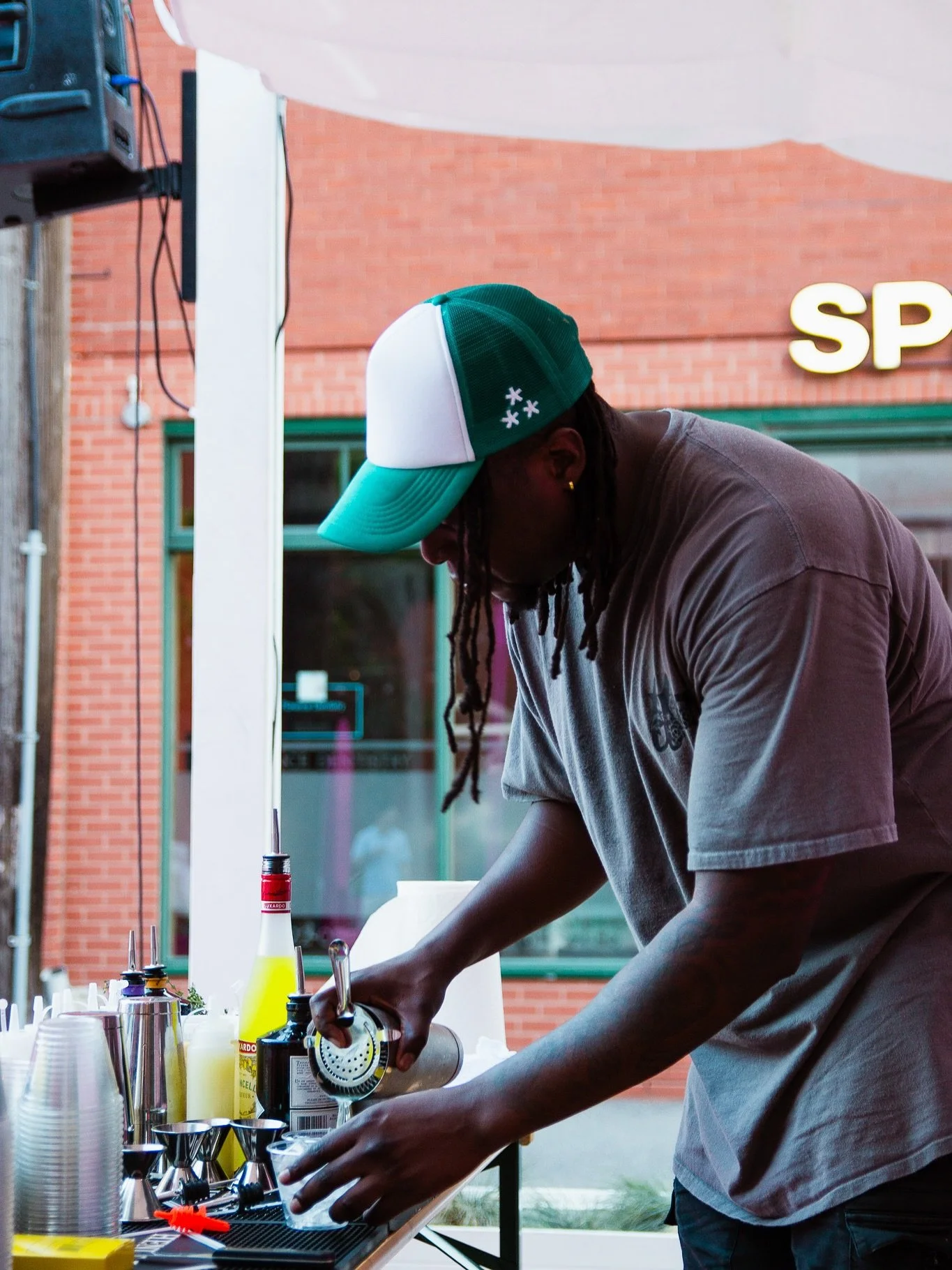 Mixology Night 3 is happening tonight 🍹

The first two weeks were a blast, here are some of the many faces that made it out!

Hope to see you tonight:)