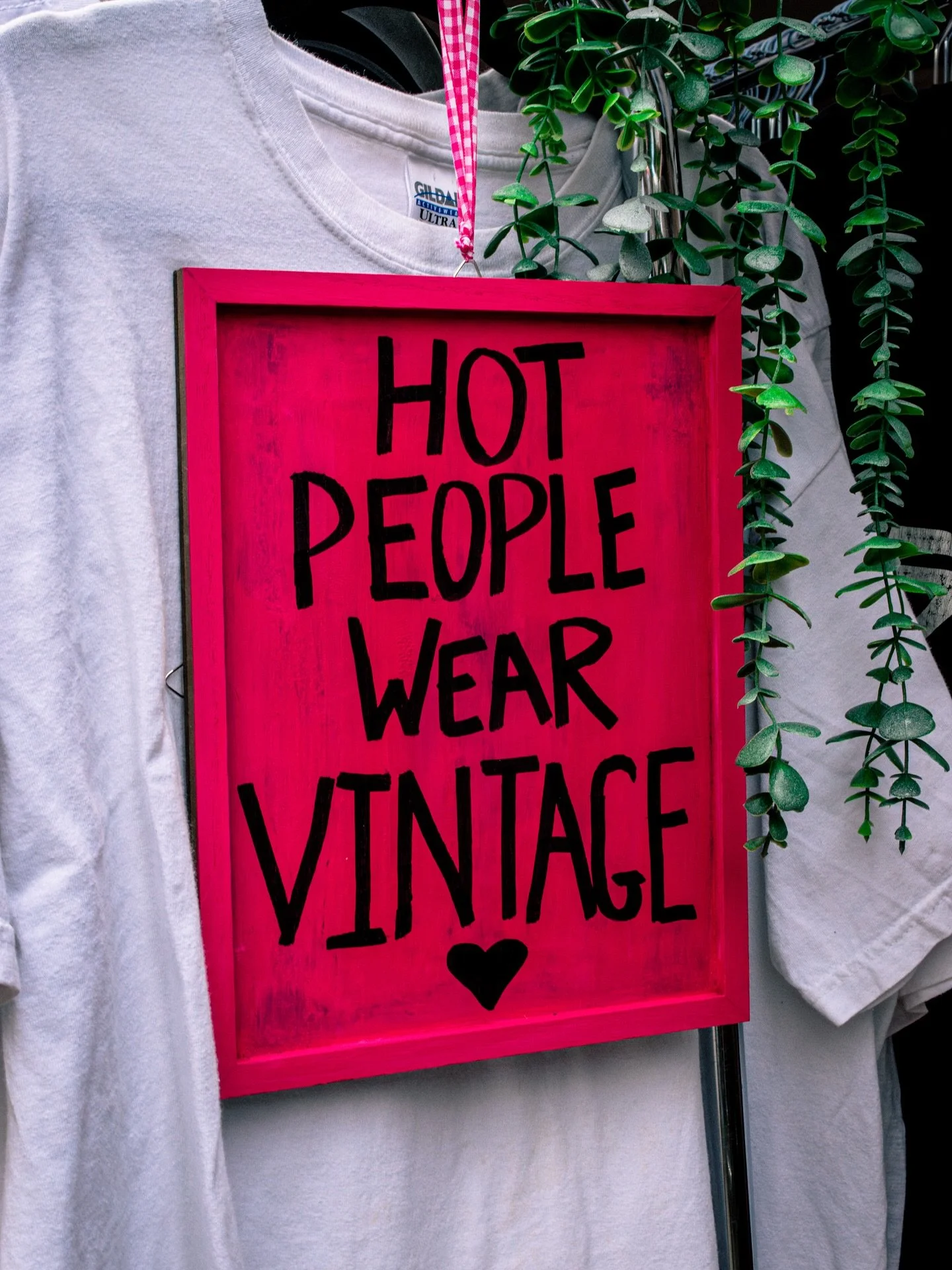 Hot people wear vintage 👗

Next Third Junktion thrift market is TOMORROW 

Come by for some thrifts and drinks from 12-6pm at 140 Bank St (@uncommon_ottawa)

We got Mario Kart set up for this one and who knows maybe @jacobracco will pop up a little 