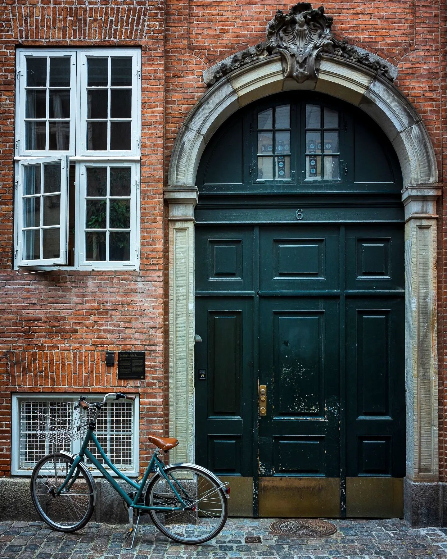 On ye bike - the 2022 collection. Absolutely love how bike friendly European cities are, you actually feel safe zimmin around instead of the fear of being thrown 79ft across the tarmac 🚵&zwj;♀️ ✌️
.
.
.
.
.
.
.
.
#instatravel	#funtime #intags #copen