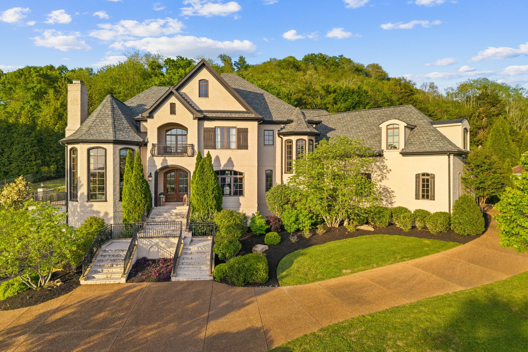Available for $3,699,999 // 5 BR, 4 BA, 2 HB, 4-Car Garage, Heated Pool, 9,844 SF // Wake each morning to sweeping panoramic views in one of Franklin’s most sought-after neighborhoods, where this Legends Ridge home offers 5 bedrooms, 4 full baths, an