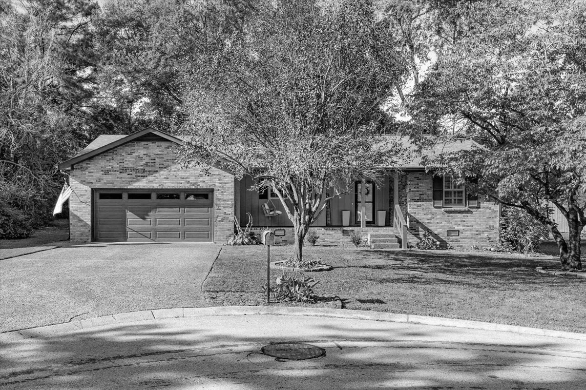 RECENTLY SOLD // $604,000 // Renovated 3-bedroom, 2-bath home in Franklin’s Boyd Mill, set on an extra-large crescent lot on Mallard Drive and featuring a rare 2-car garage plus updated kitchen and primary suite.