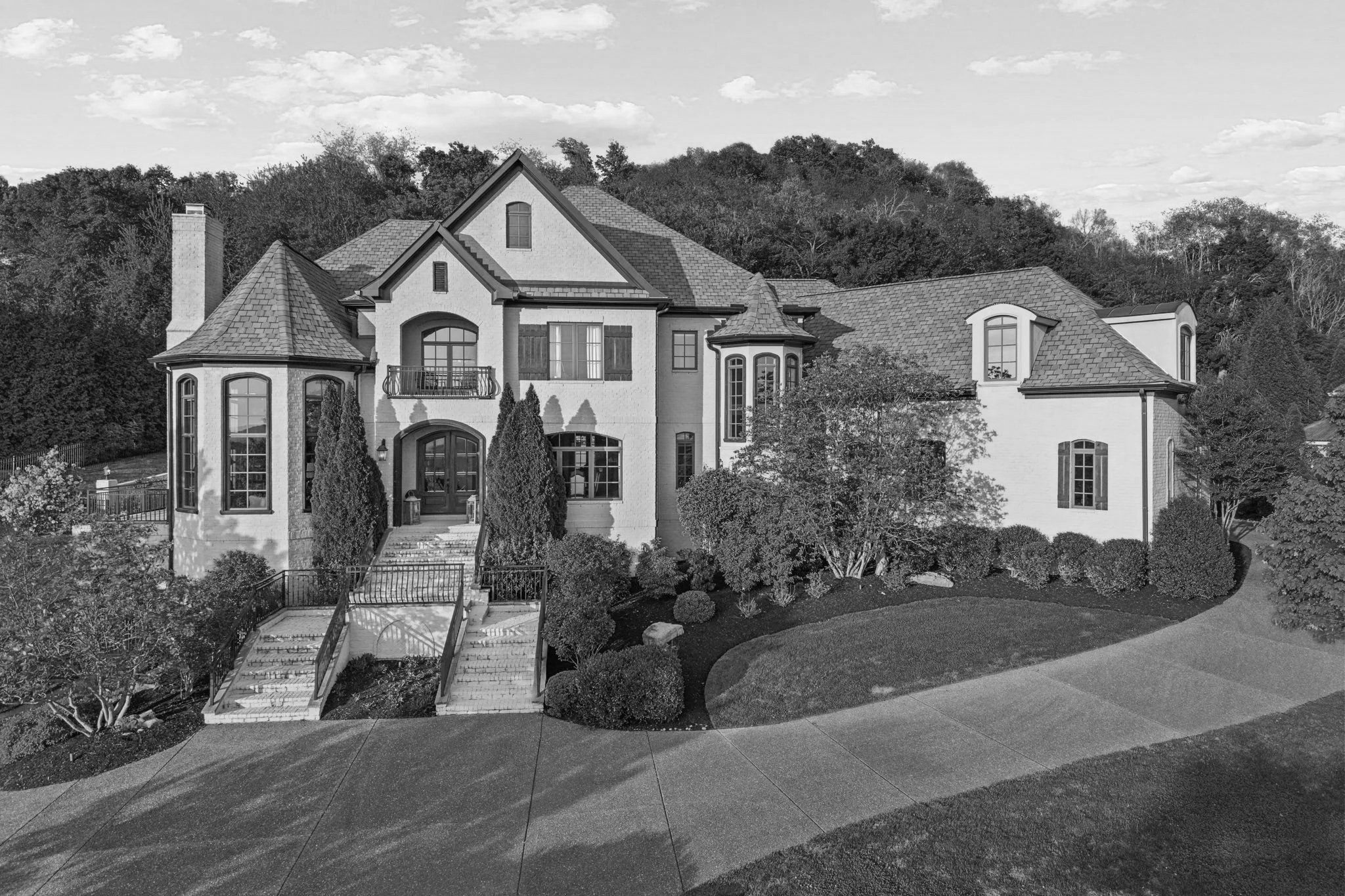 RECENTLY SOLD  ($3,500,000) // 5 BR, 4 BA, 2 HB, 4-Car Garage, Heated Pool, 9,844 SF // Wake each morning to sweeping panoramic views in one of Franklin’s most sought-after neighborhoods, where this Legends Ridge home offers 5 bedrooms, 4 full baths,