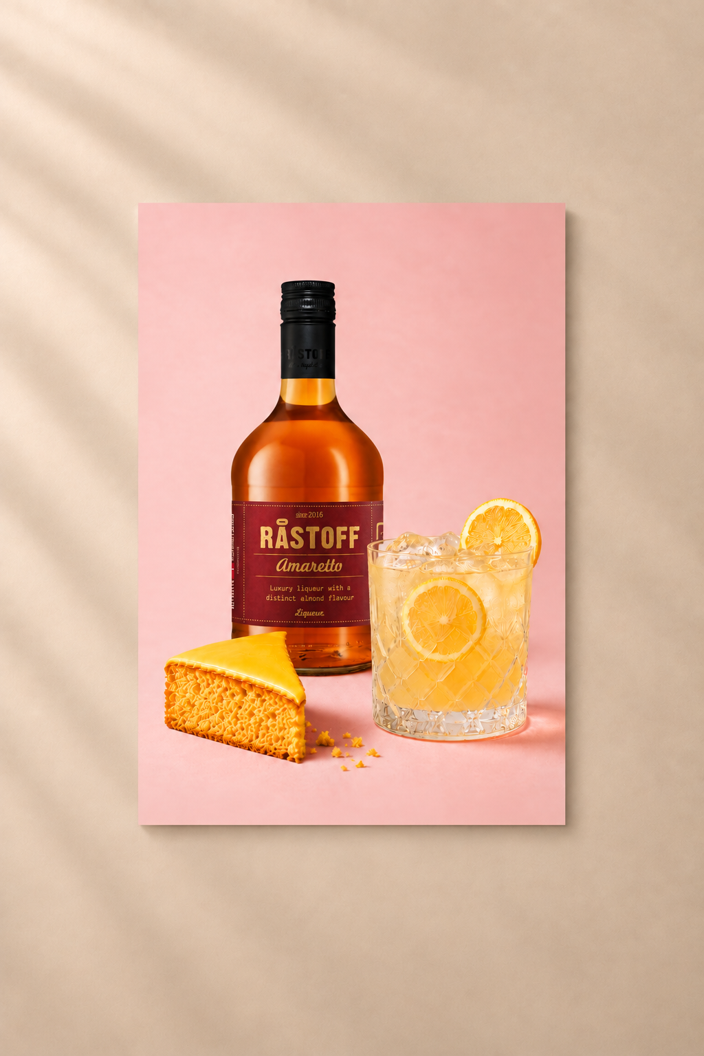 Citronkagecocktail med amaretto på beige-3.png