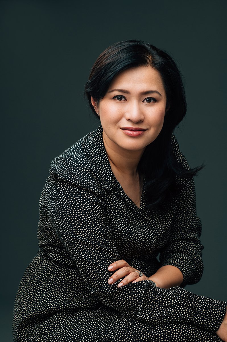 Corporate lifestyle portrait. Linkedin corporate profile.