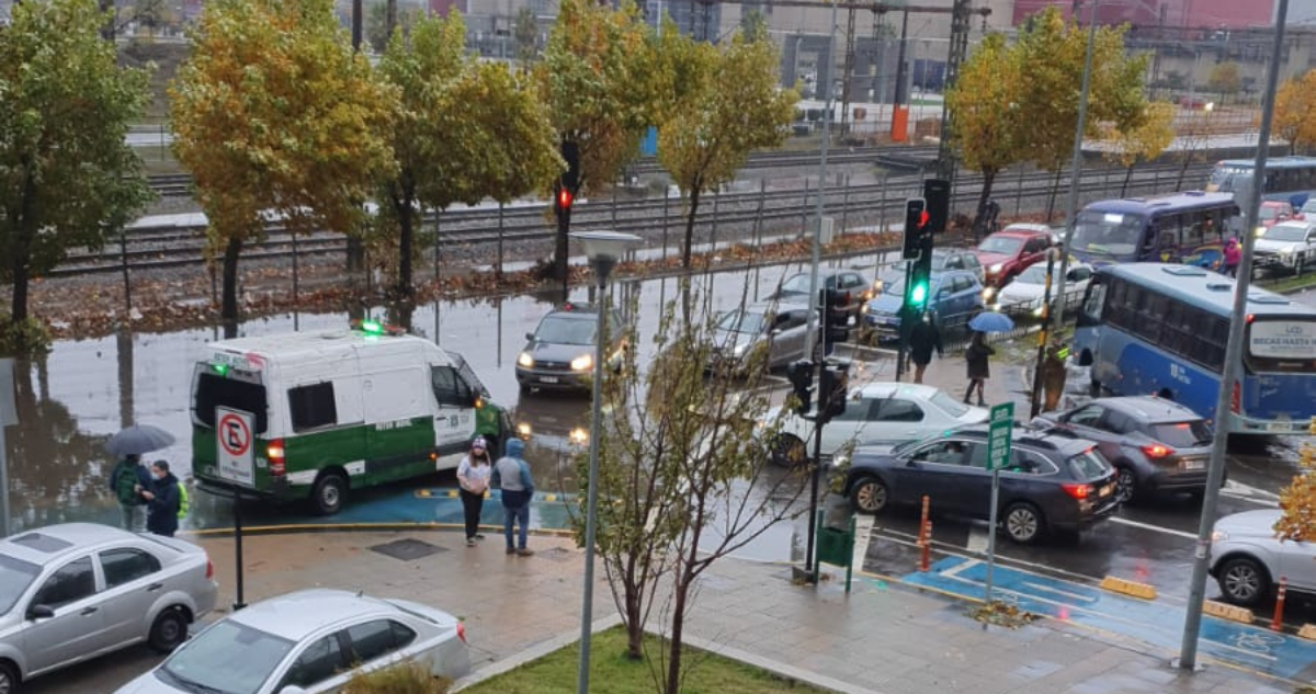Conductor queda atrapado por agua y carabineros que lo asistieron descubrieron que iba ebrio
