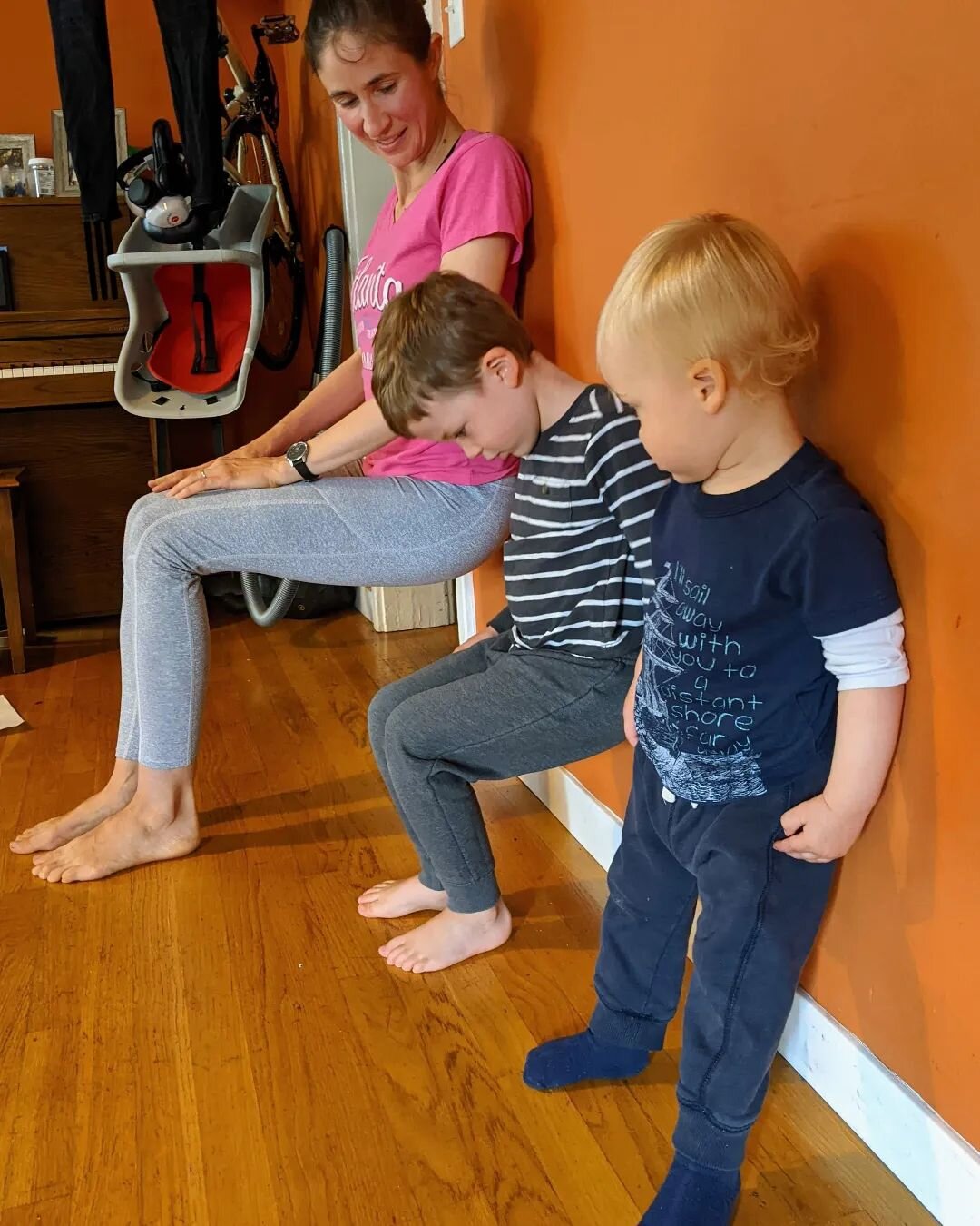 Family exercise time! It was super sweet watching both kids joining me for a wall sit (even if the baby totally ate it in true banana peel style). My older son actually knows what a burpee is now and can do one on his own! 😀😅
Some days I manage to 