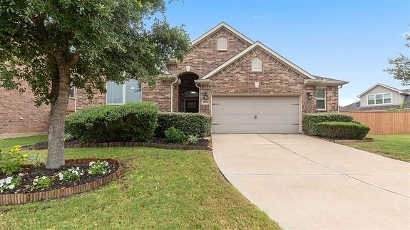 🚨 Just Listed in Richmond, TX!
📍 18010 Wagstaff Way | $425,000

This beautifully maintained 3-bedroom, 2-bath home with a dedicated office is move-in ready and packed with upgrades! Featuring an open-concept layout, no carpet throughout, a spacious