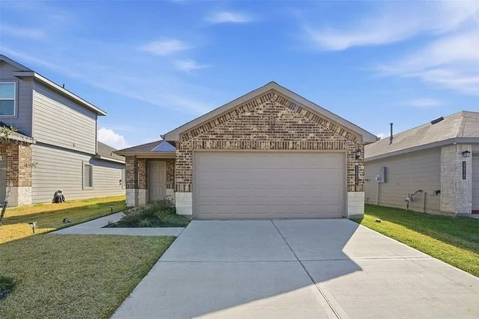 ✨Available for Rent ✨
$2,200/month | 12214 Ridge River Ln, Houston, TX 77067

Like-new 3-bedroom, 2-bath home conveniently located near major freeways. This home features an open-concept living and dining area, ideal for modern living and entertainin