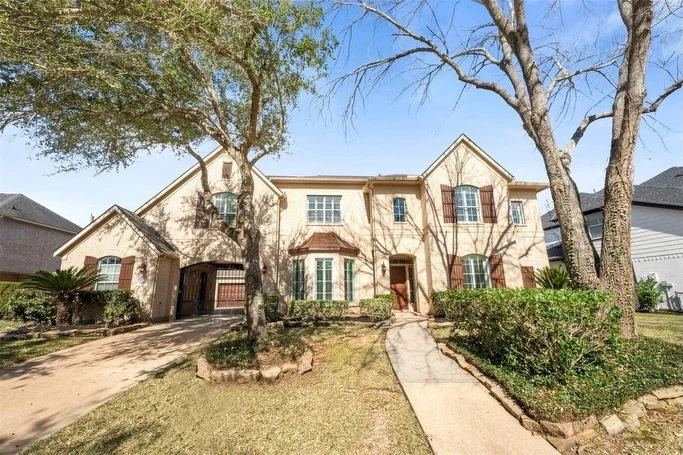 ✨ New Listing in Sienna! ✨

Welcome to 9227 Hummingbird Ln,  a beautiful home in the highly sought-after Sienna community. From abundant natural light and elegant wood floors to a cozy fireplace and a spacious kitchen made for gathering, this home tr