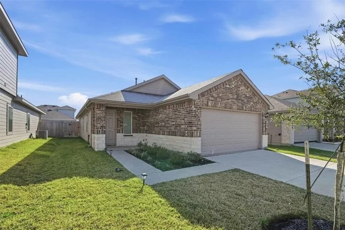 Buy or Rent! ✨

📍 12214 Ridge River Ln, Houston, TX 77067
💰 For Sale: $260,000
🏠 Also Available for Rent: $2,050/month

This like-new 3-bedroom, 2-bath home is only 3 years old and move-in ready! Featuring an open-concept living and dining area, i
