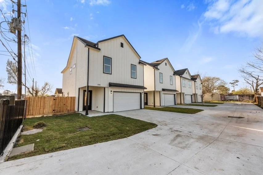 New construction opportunity near Downtown Houston! 🏡✨

Located near Downtown Houston with easy access to major highways, these beautiful homes offer 3 spacious bedrooms, 2.5 baths, modern finishes, quartz countertops, and plenty of natural light th