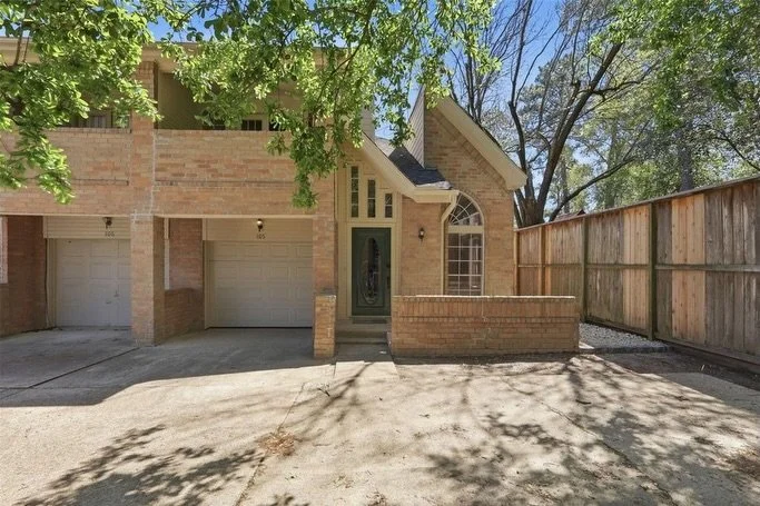 Move-in ready townhome in a great Houston location! 🏡✨
This charming home features quartz countertops, a spacious bedroom, and a beautifully updated bathroom designed for comfortable living. Enjoy your own private balcony, plus access to tennis cour