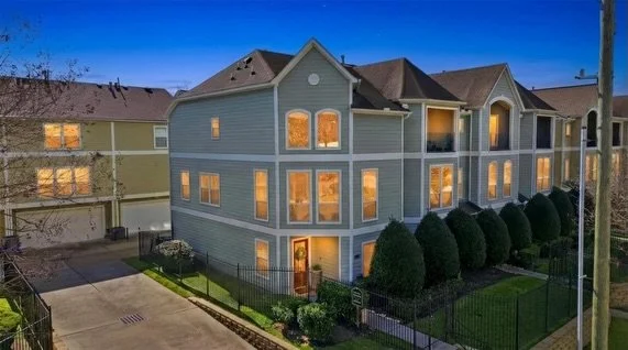 Perfectly located in the heart of Greater Heights ✨

Welcome to 1250 W 18th St, a beautifully updated end-unit townhome designed for both comfort and entertaining. From the soaring ceilings in the spacious den to the stylish kitchen with bold blue ca