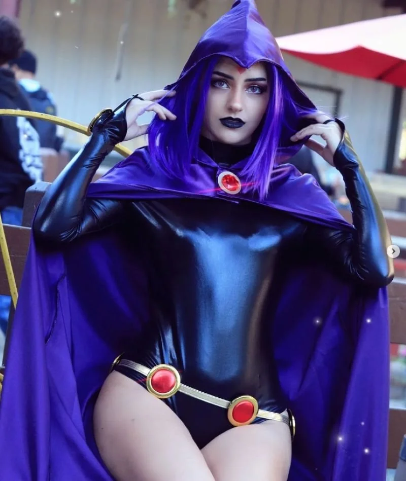 Cosplayer Sunflowercos wearing purple cape