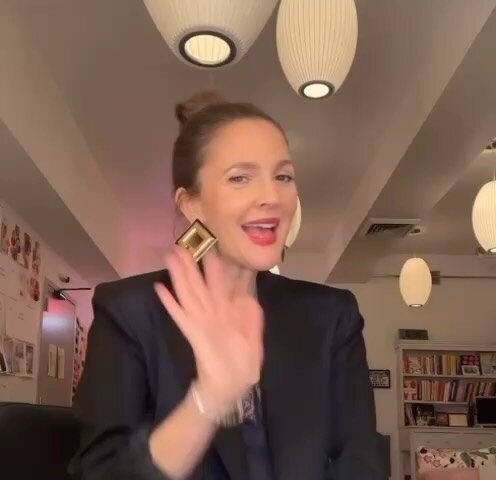 You are doing a GREAT JOB. Remind yourself daily- thanks @drewbarrymore and amazingly wearing @acchitto #earrings. #drewbarrymore #yayapublicity