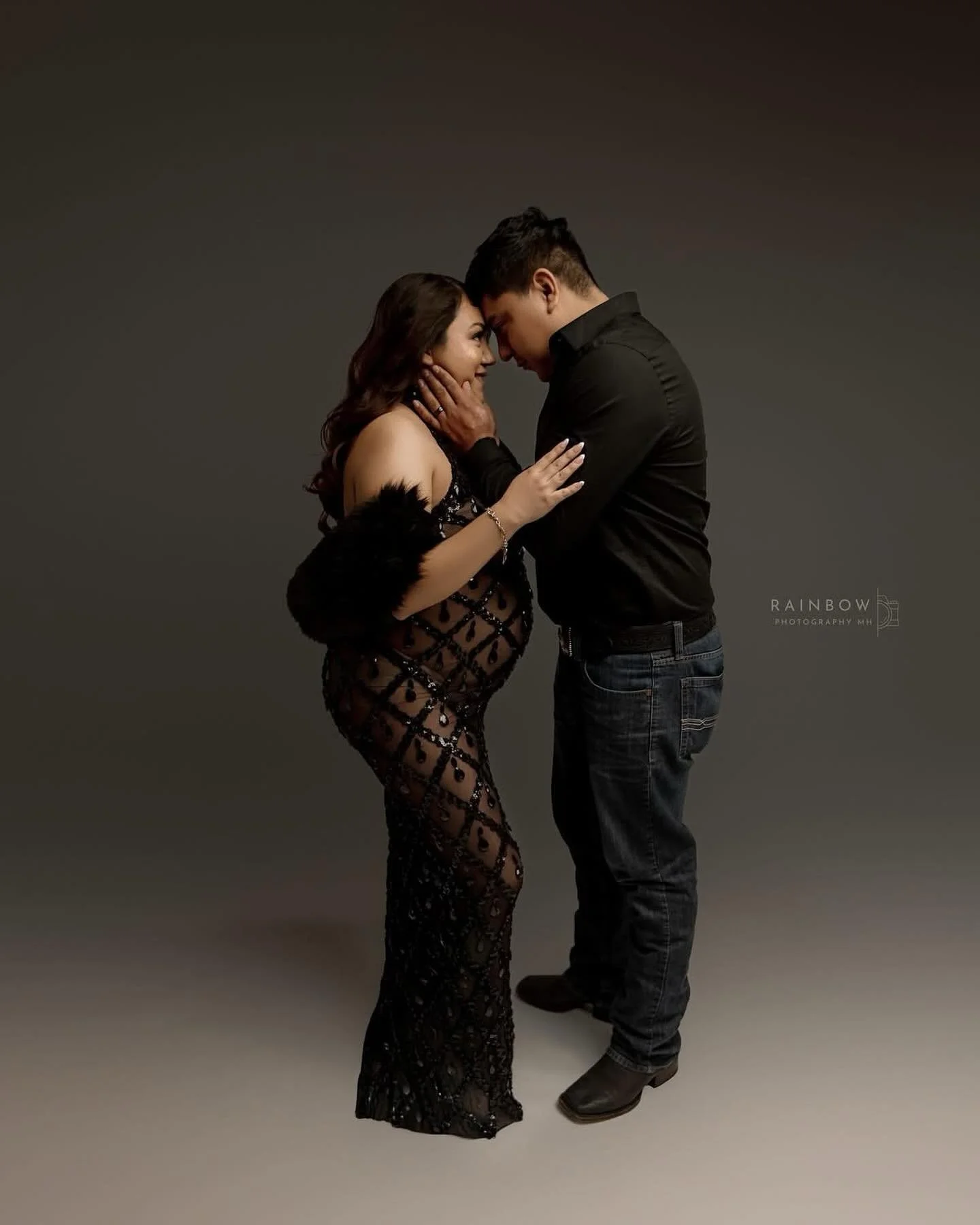 Mom &amp; Dad looking so good! www.rainbowphotomh.com 

#dallasmoms #dallasmaternityphotographer #dallasfortworth #fortworthmaternity #fortworthnewbornphotographer #dallasnewbornphotographer #arlingtontx